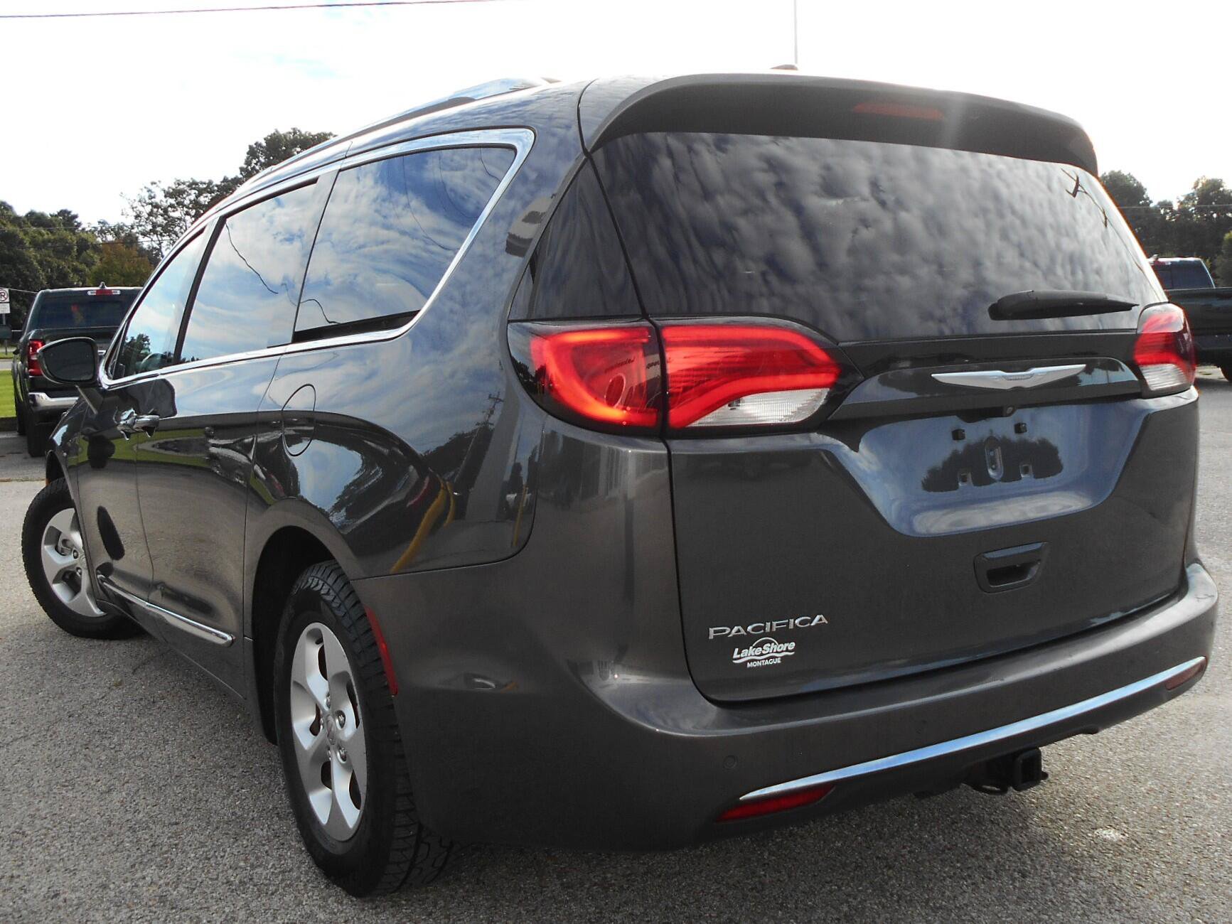 Used 2017 Chrysler Pacifica Touring-L Plus FWD image 3