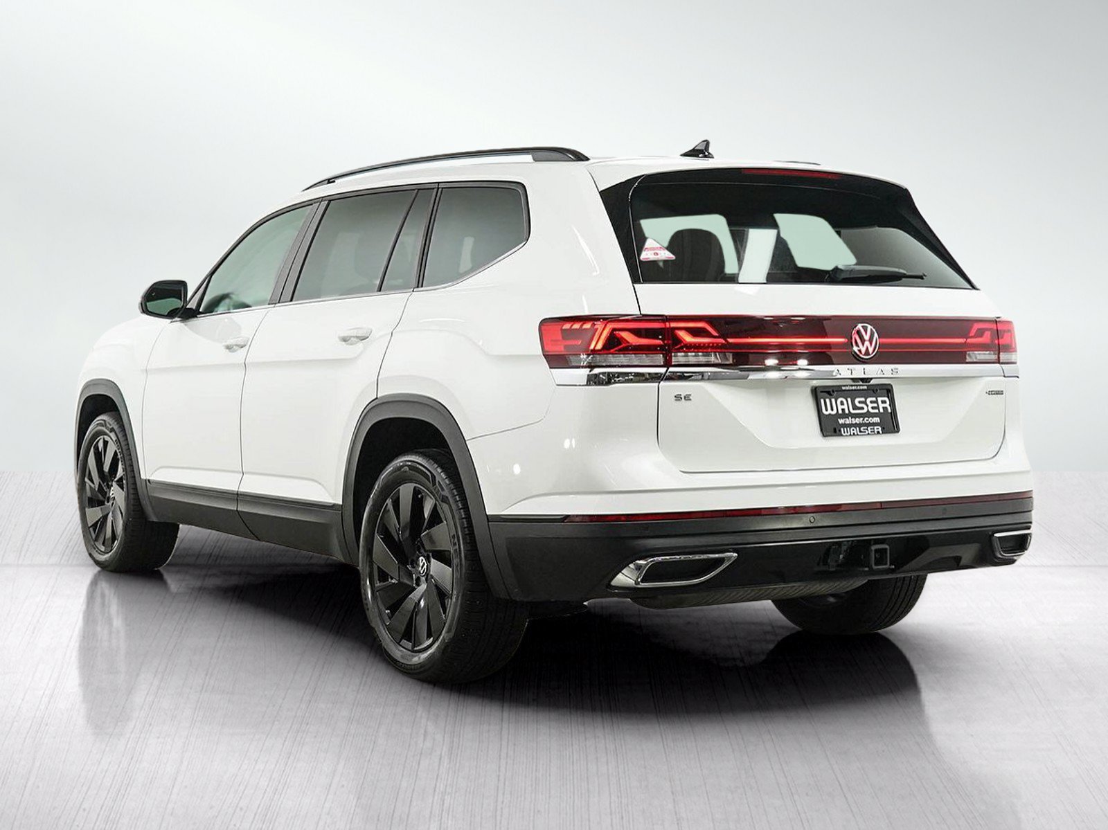 Used 2024 Volkswagen Atlas SE AWD/4WD image 3