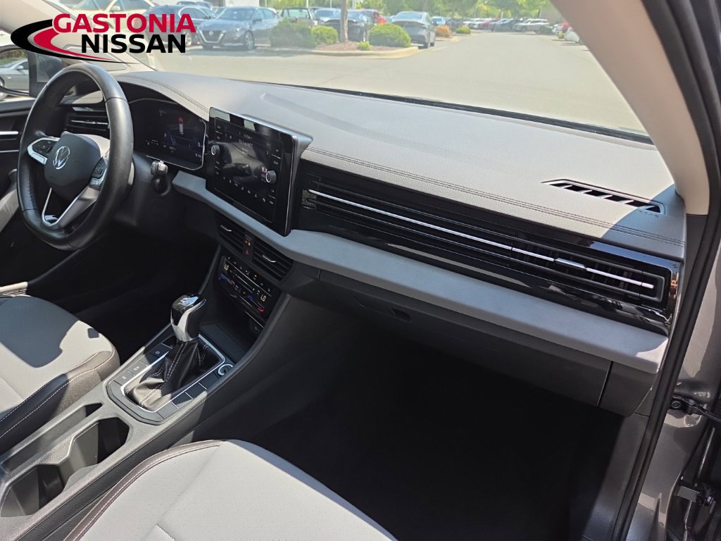 Used 2025 Volkswagen Jetta SE FWD image 40