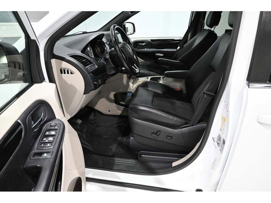 Used 2019 Dodge Grand Caravan SXT image 13