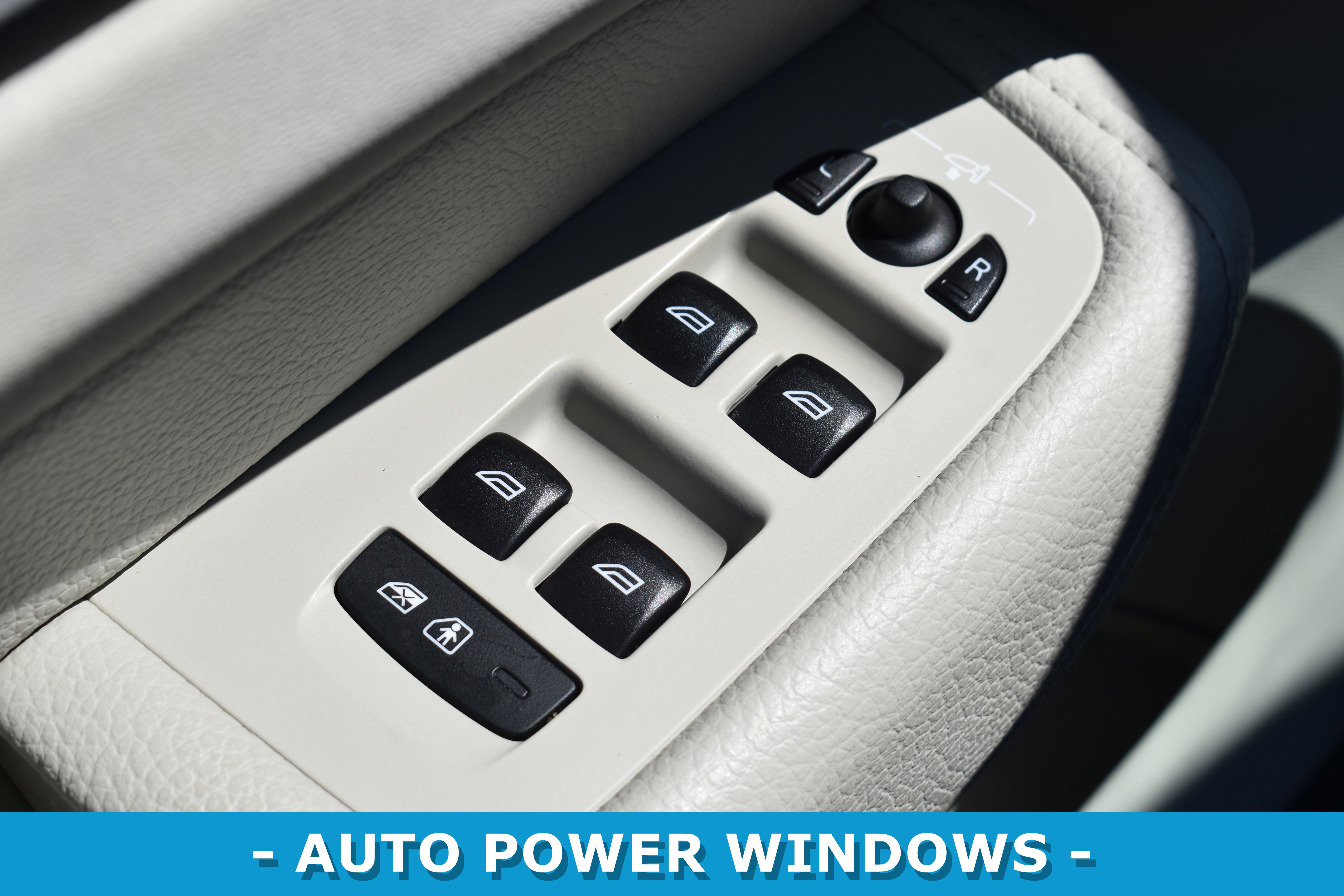 Used 2019 Volvo XC60 T8 Momentum w/ Advanced Package image 7