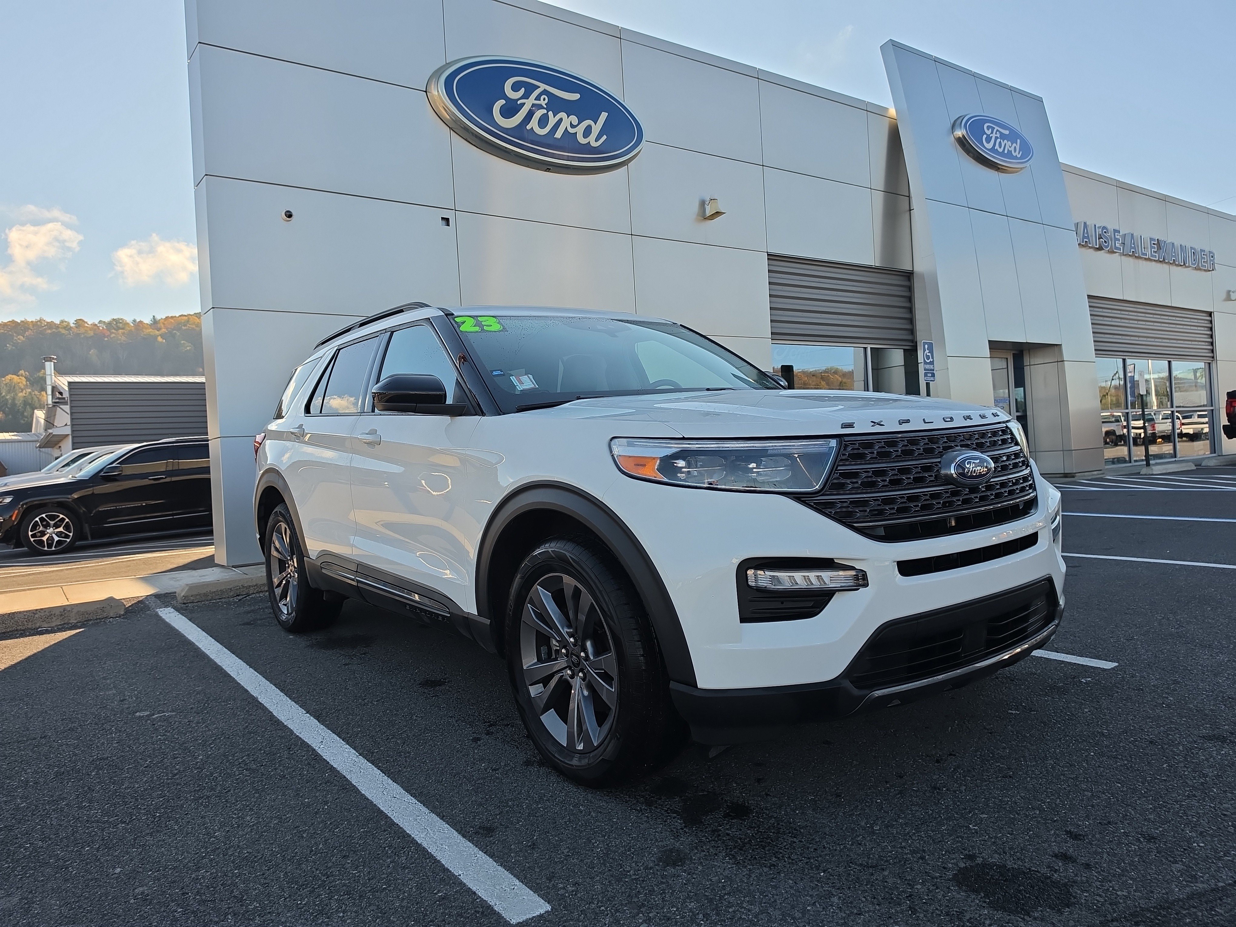Used 2023 Ford Explorer XLT w/ Equipment Group 202A AWD/4WD image 1