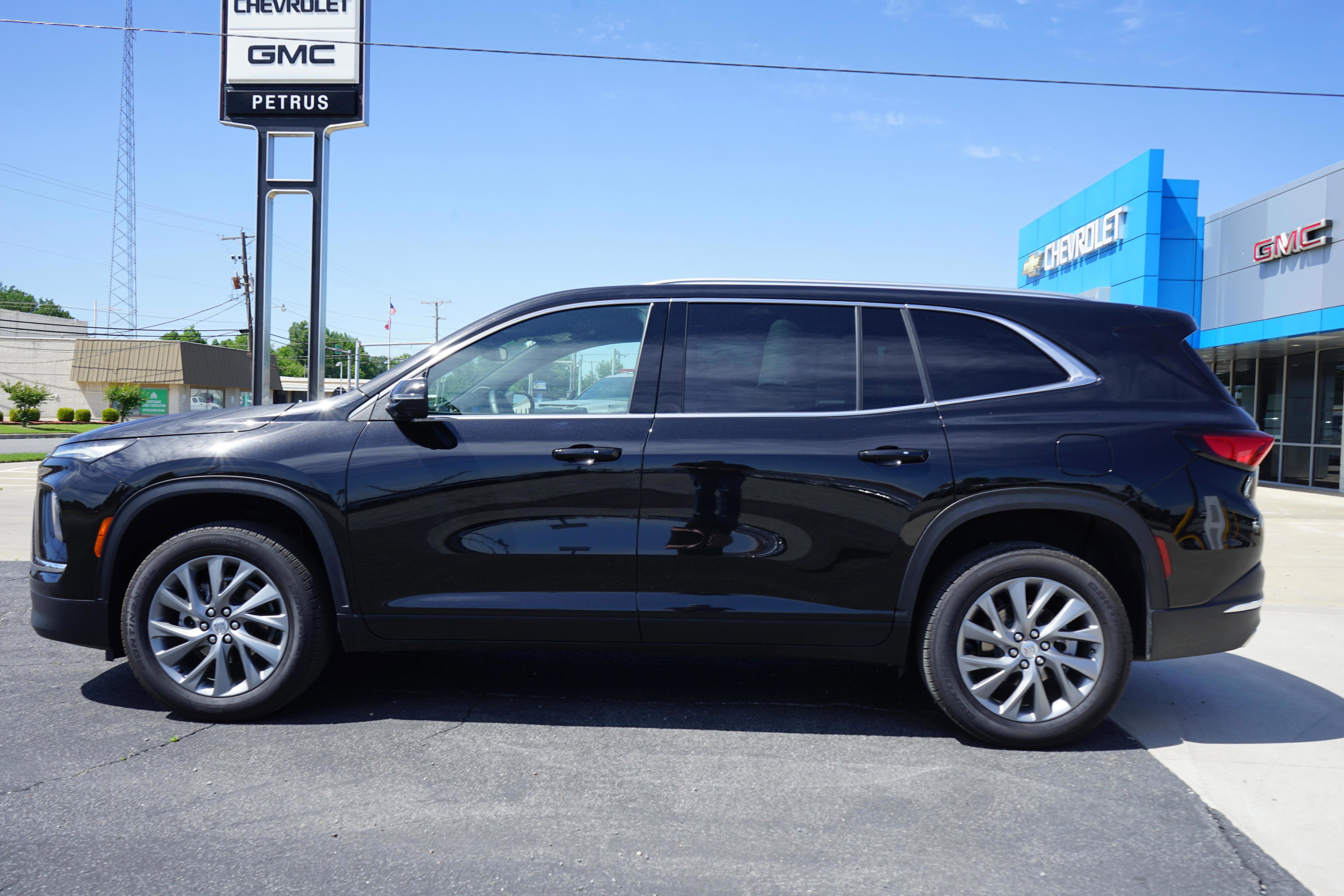 Used 2025 Buick Enclave Preferred FWD image 2