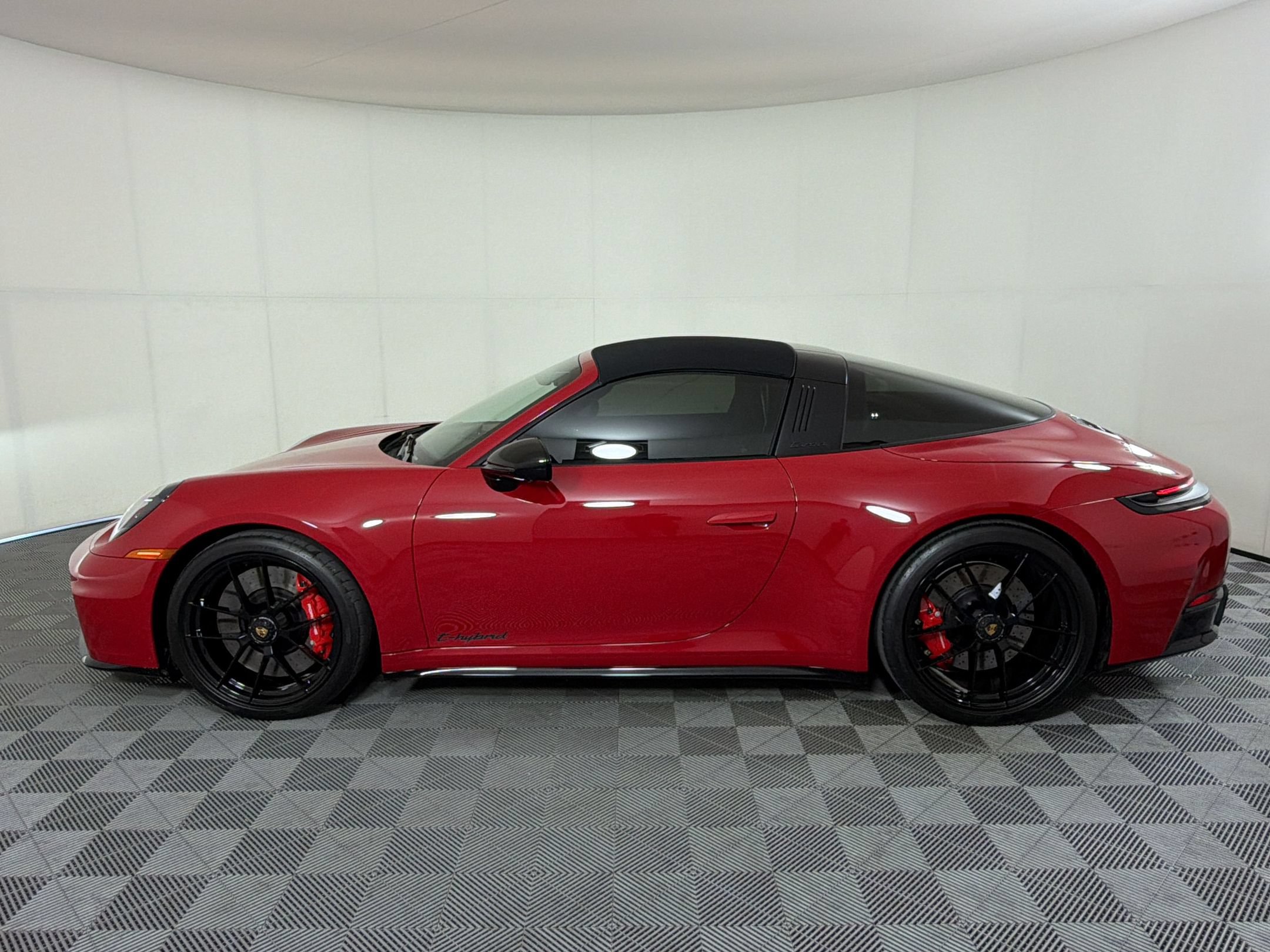 Certified 2025 Porsche 911 Targa 4 GTS AWD/4WD image 32
