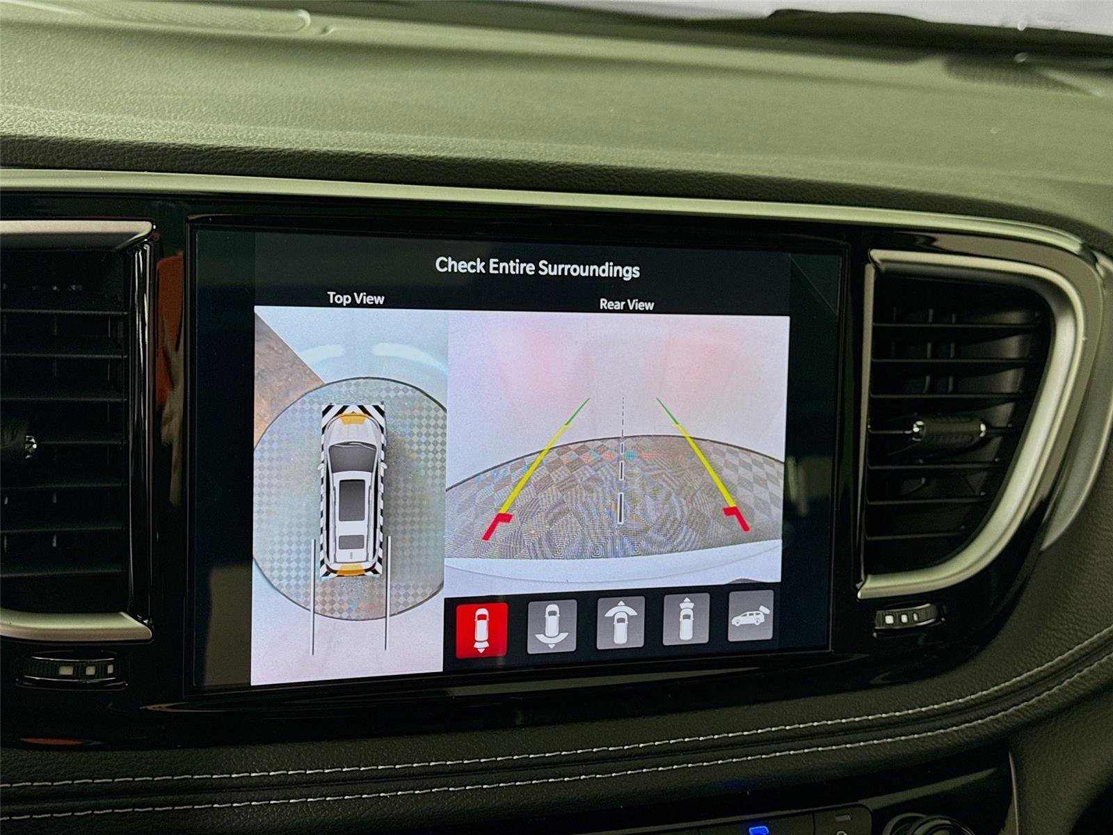 New 2026 Chrysler Pacifica Limited w/ Trailer Tow Group image 9