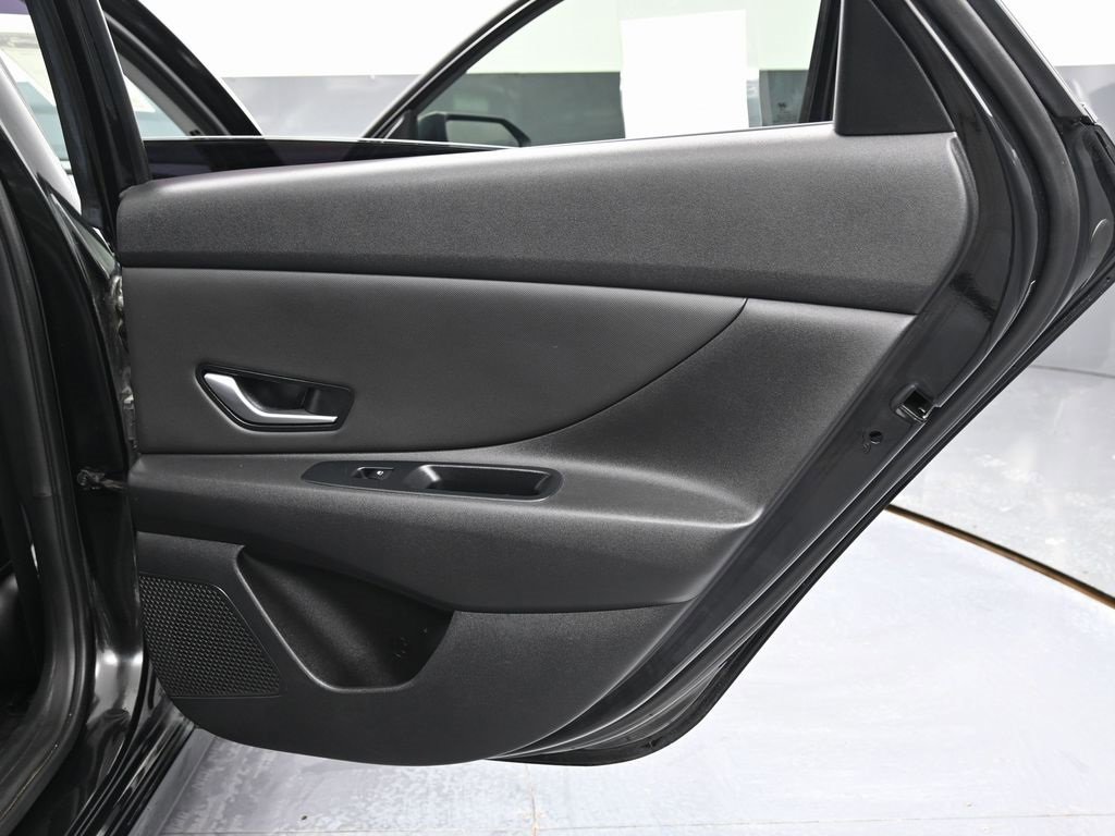 Used 2022 Hyundai Elantra Limited image 38