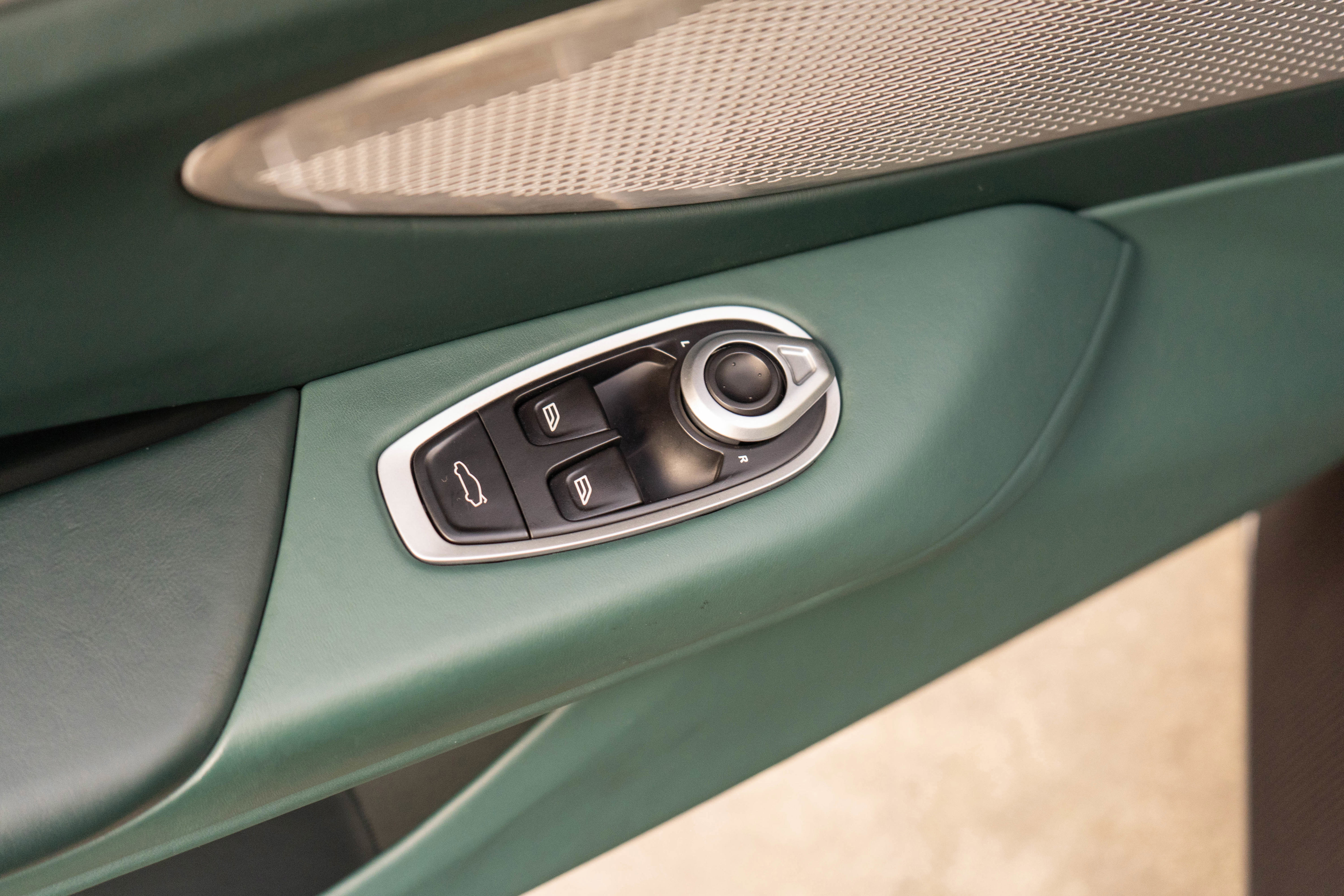 Used 2025 Aston Martin V8 Vantage Coupe image 15