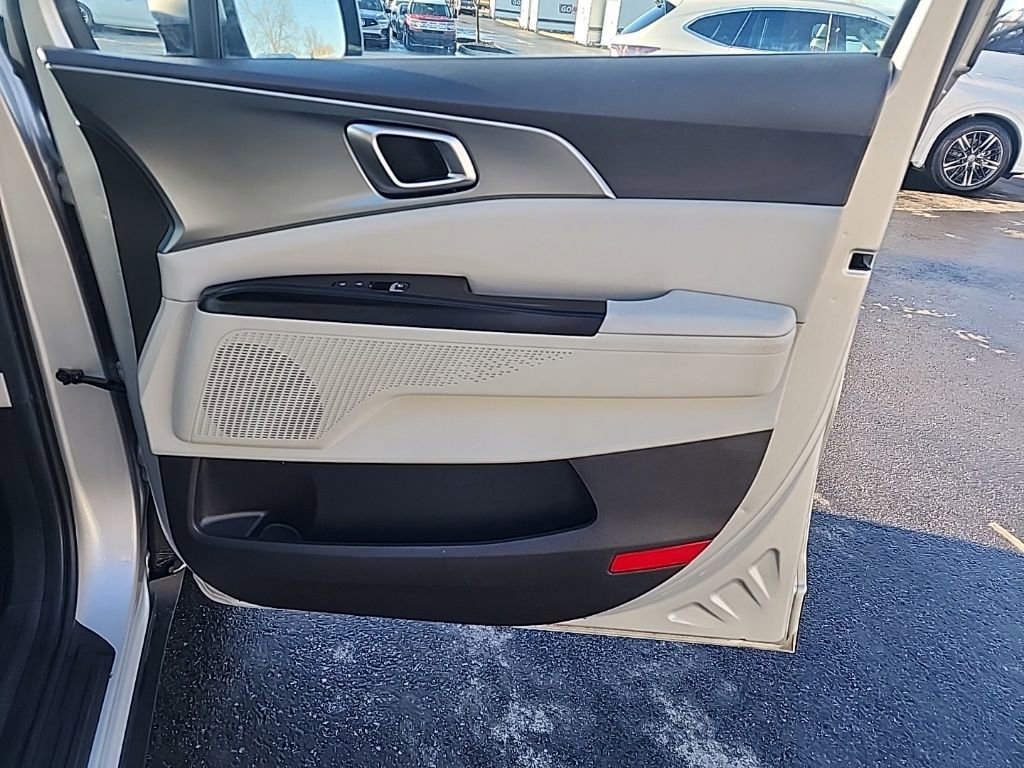 Used 2023 Kia Carnival LX image 28