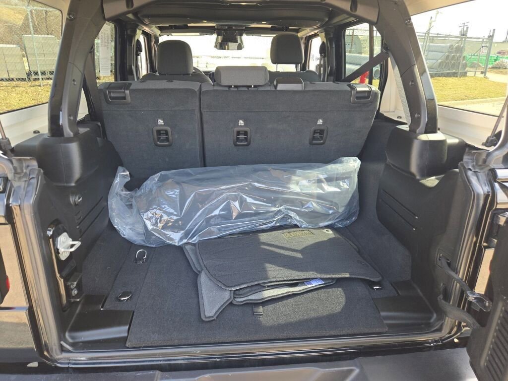 Used 2025 Jeep Wrangler Unlimited Sahara w/ Safety Group image 15