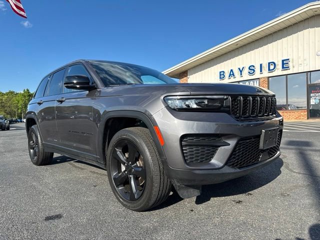 Used 2023 Jeep Grand Cherokee Altitude AWD/4WD image 2