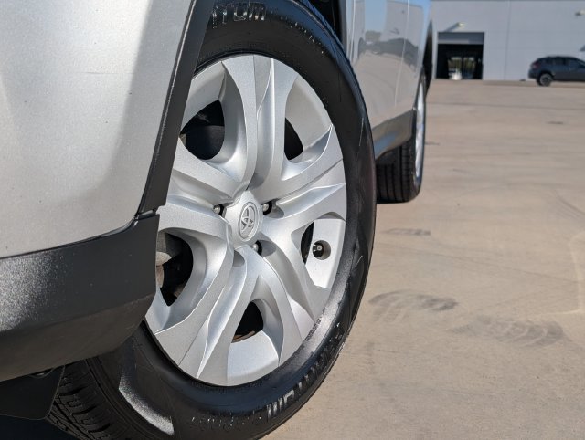 Used 2015 Toyota RAV4 LE FWD image 2