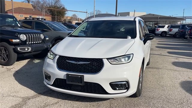 Used 2024 Chrysler Pacifica Touring-L image 8