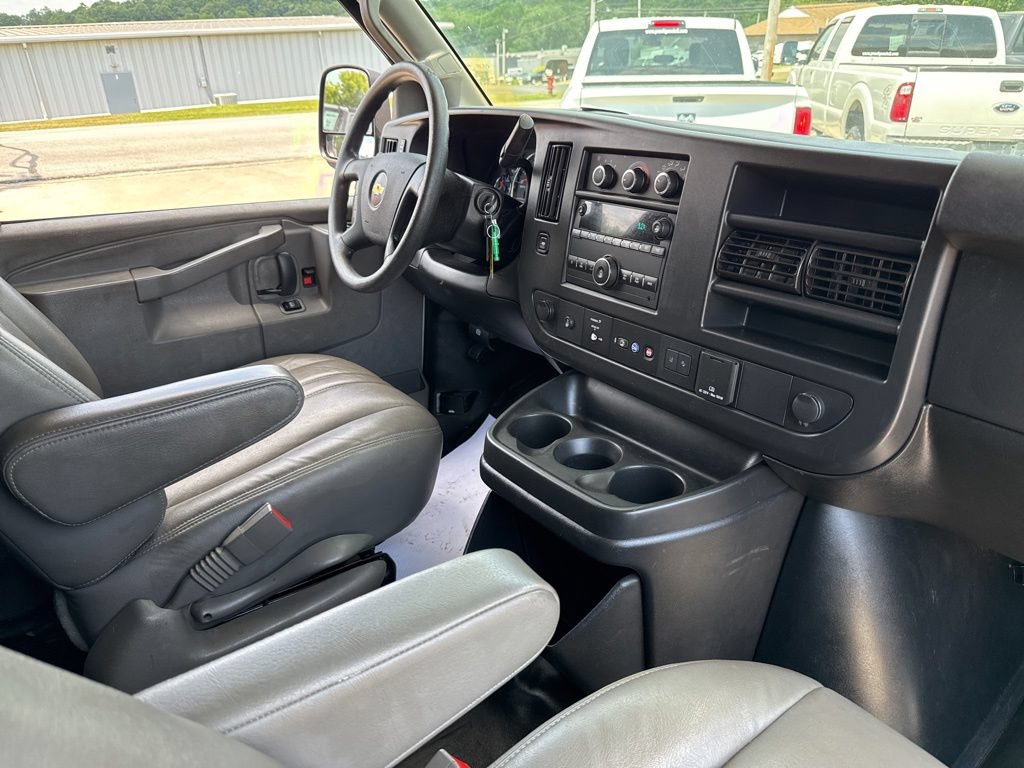 Used 2021 Chevrolet Express 3500 w/ Driver Convenience Package RWD image 9