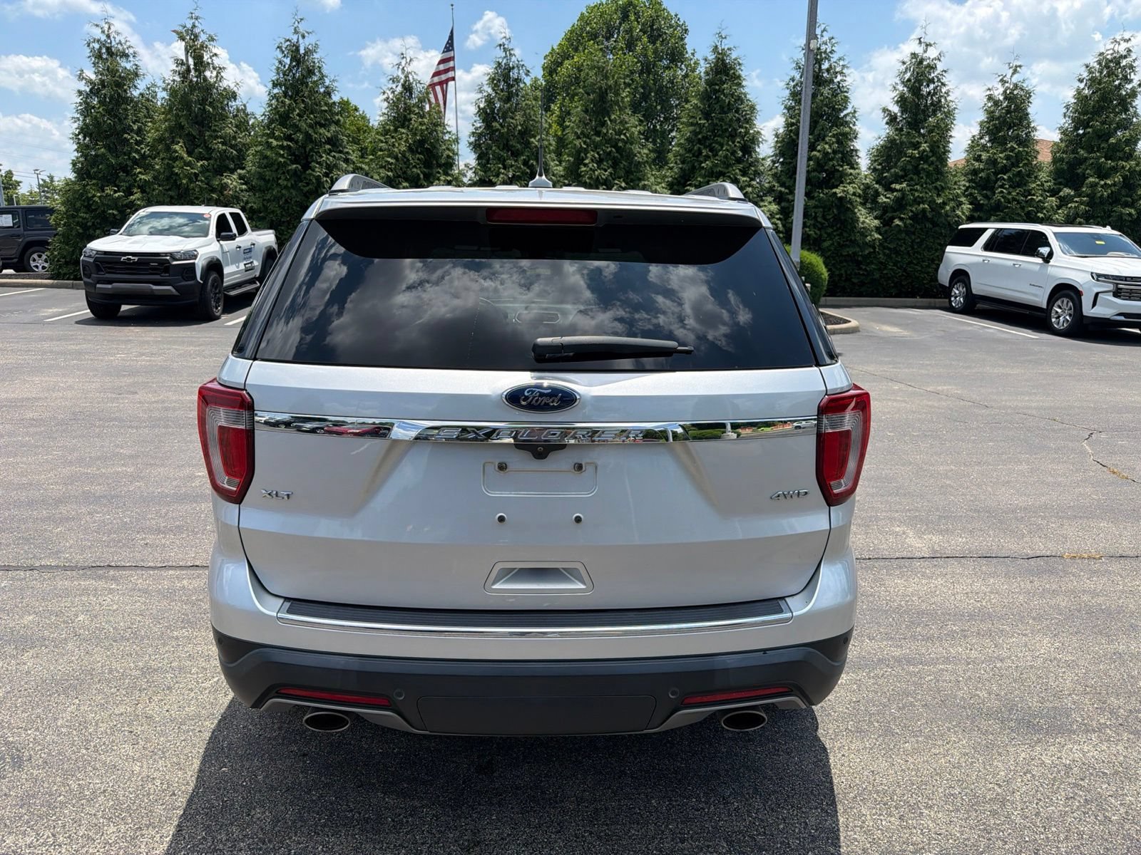 Used 2018 Ford Explorer XLT w/ Equipment Group 202A AWD/4WD image 4