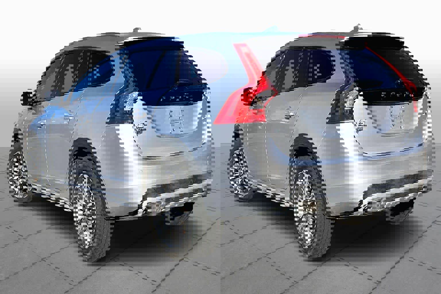 Used 2017 Volvo V60 T5 Cross Country w/ Convenience Package image 12