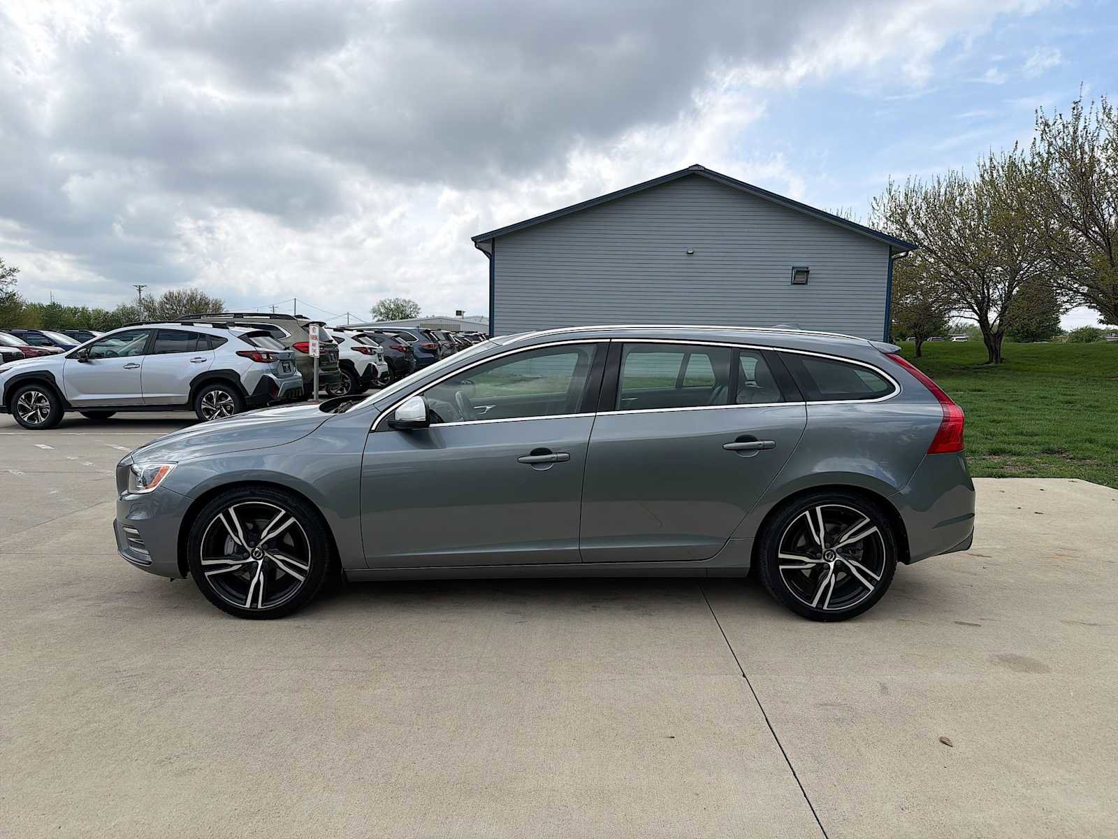 Used 2017 Volvo V60 T6 R-Design Platinum w/ Climate Package AWD/4WD image 3