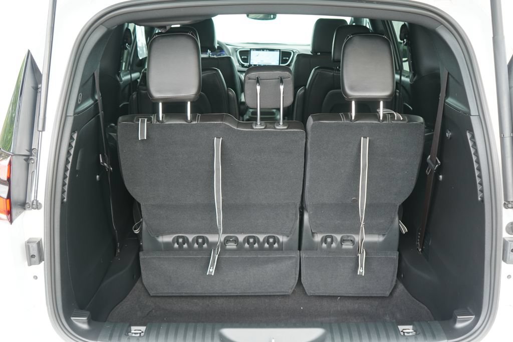 Used 2025 Chrysler Pacifica Select FWD image 8