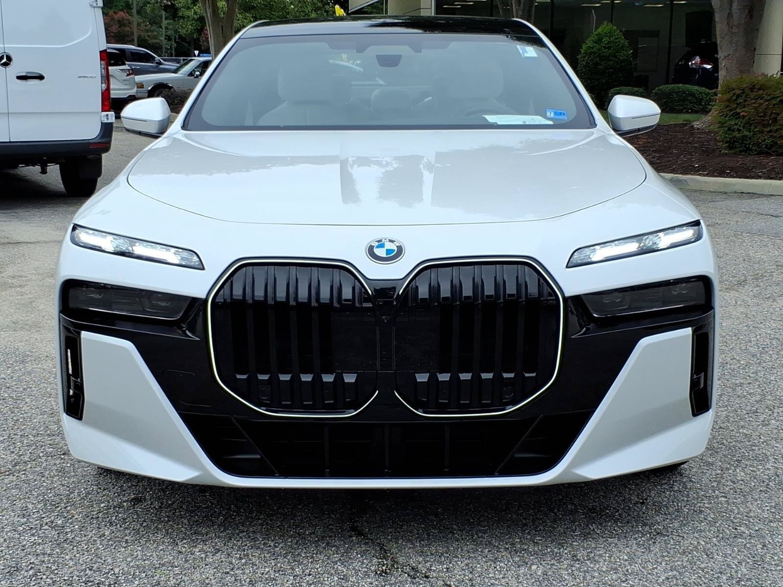 Used 2025 BMW 760i xDrive w/ Executive Package AWD/4WD image 2