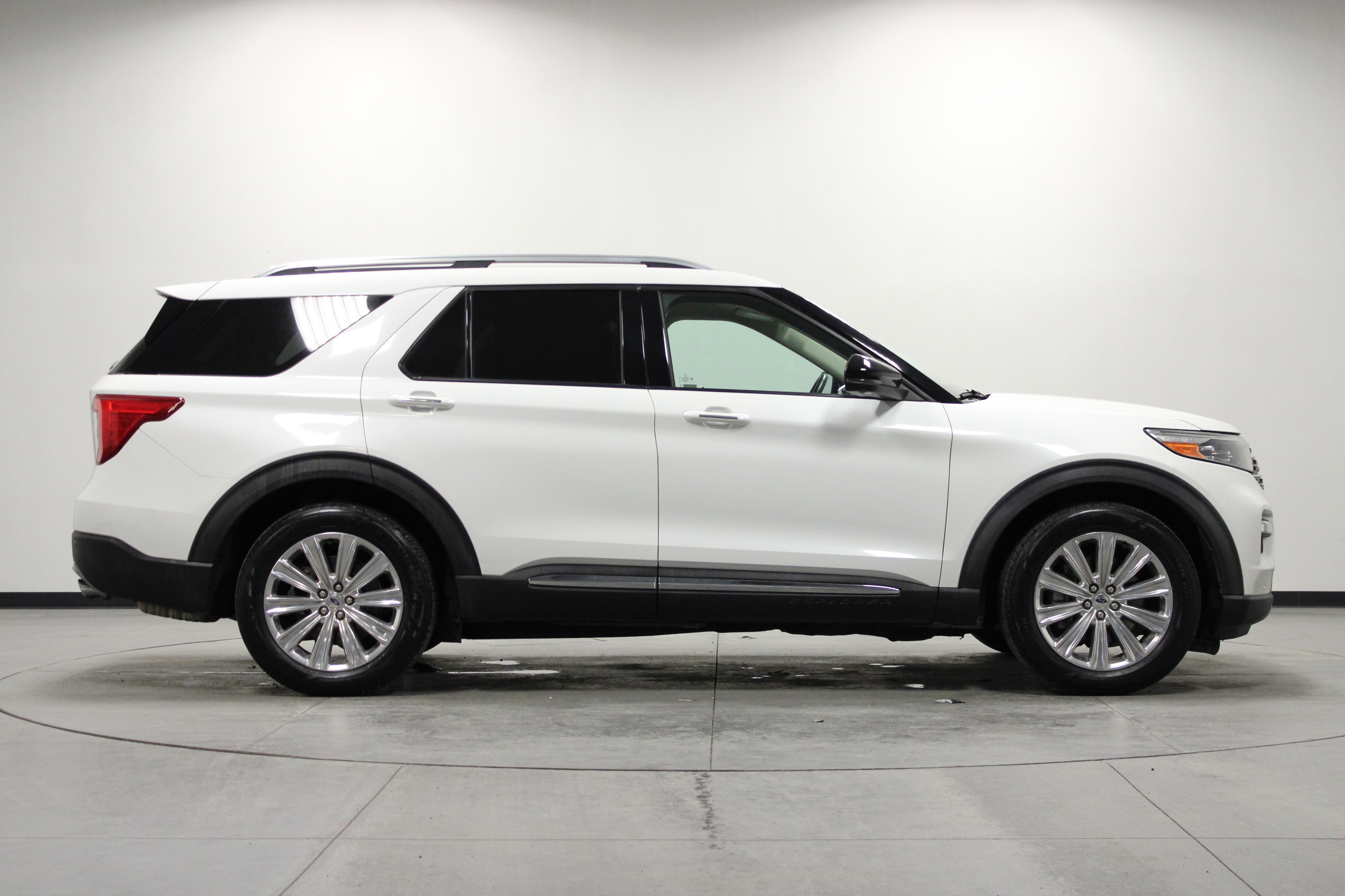Used 2021 Ford Explorer Limited w/ Hybrid Equipment Group 310A image 3