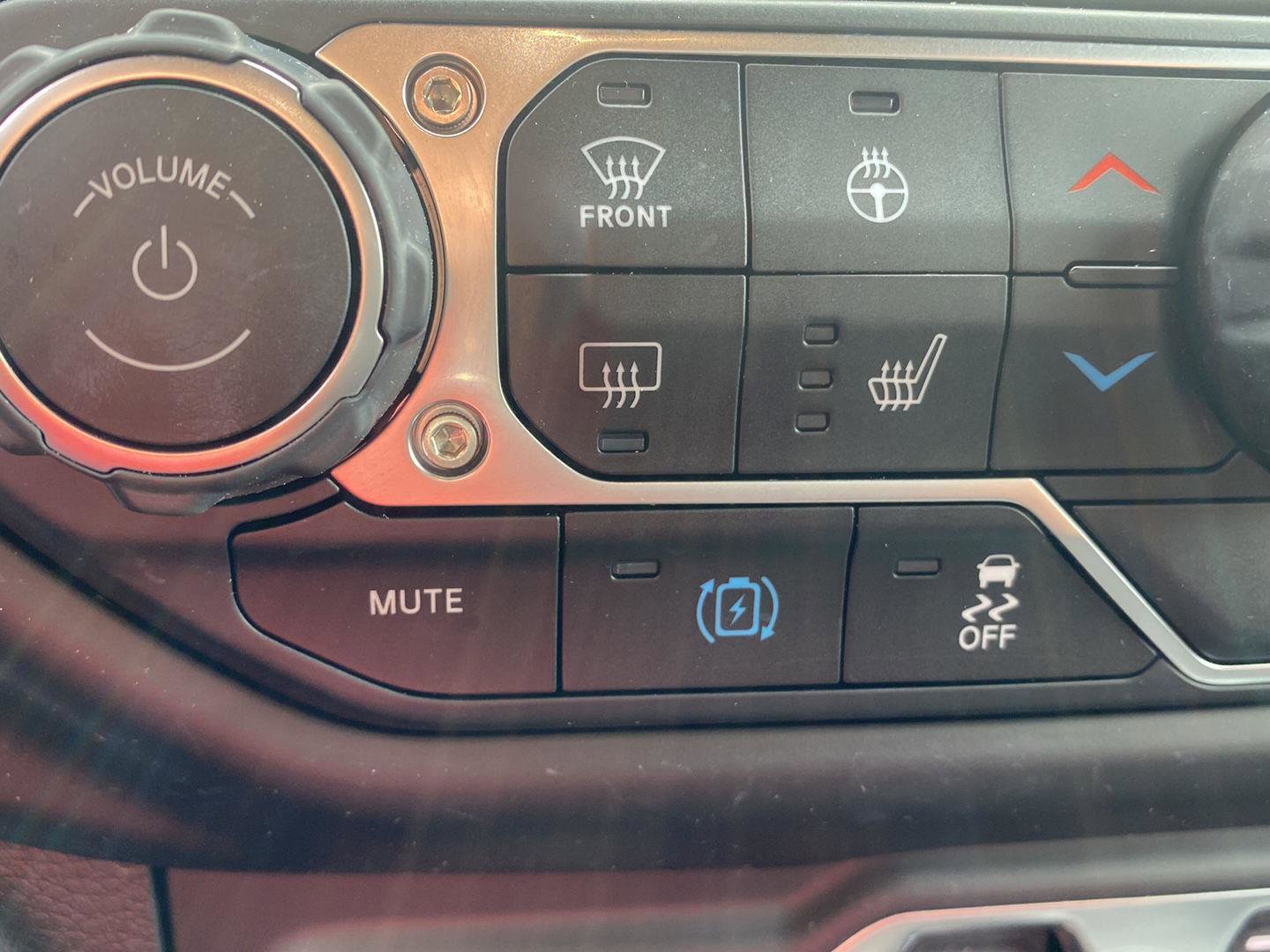 Certified 2023 Jeep Wrangler Sahara w/ Cold Weather Group image 17