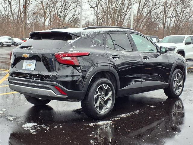 Used 2025 Chevrolet Trax LT image 2