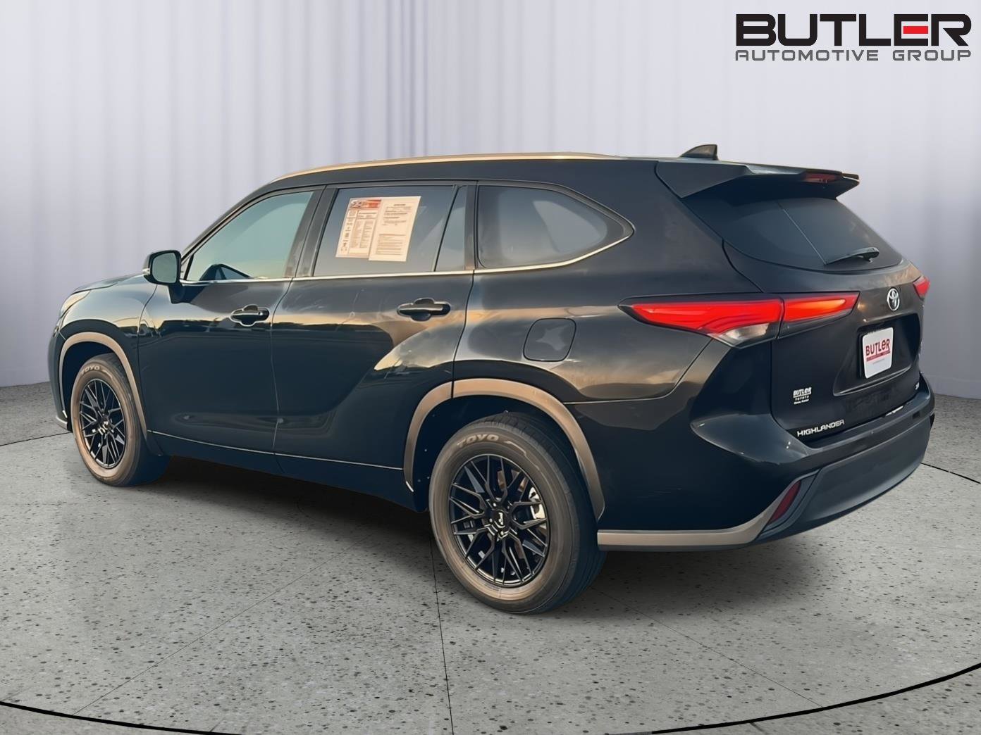 Used 2022 Toyota Highlander Bronze Edition FWD image 4