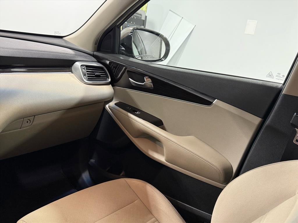 Used 2020 Kia Sorento LX image 12