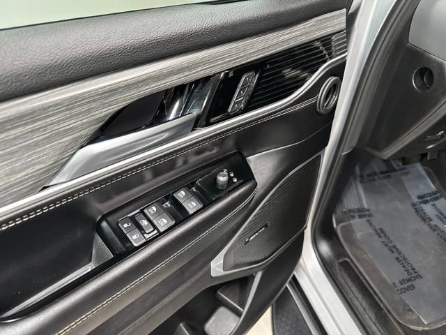 Used 2024 Jeep Wagoneer L Series II w/ Flexible Seating Group AWD/4WD image 14