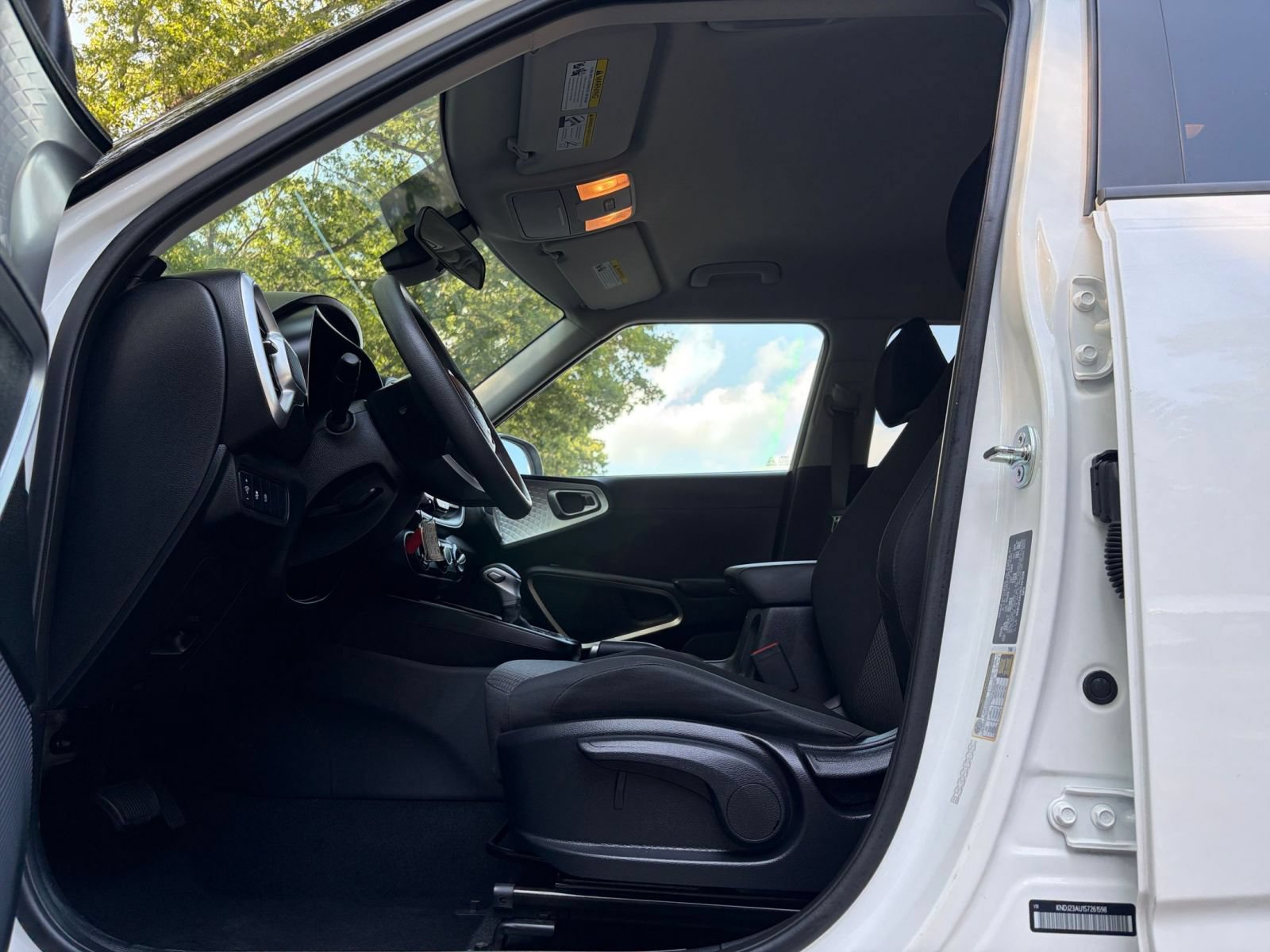 Used 2025 Kia Soul LX w/ LX Technology Package FWD image 24