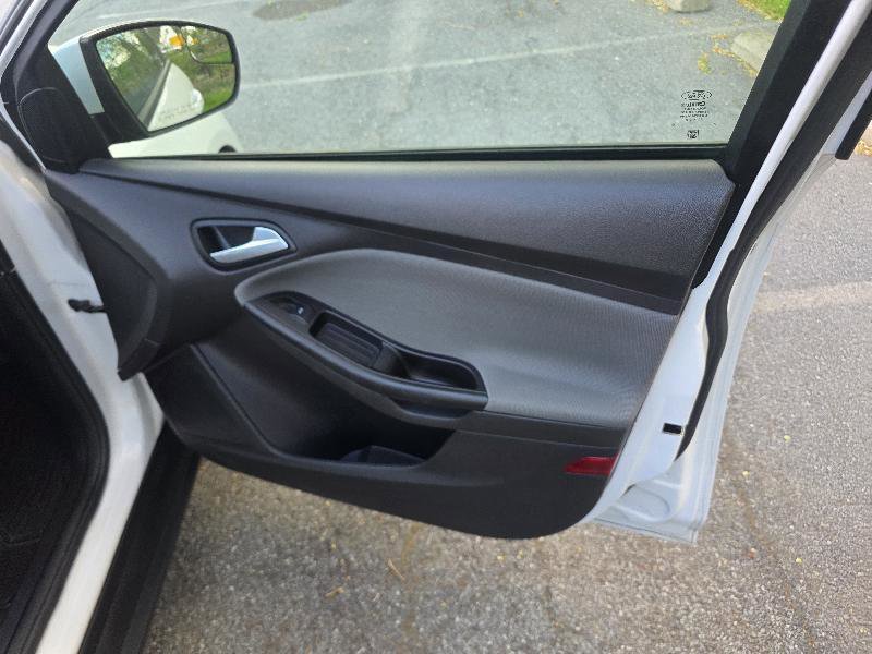 Used 2014 Ford Focus SE w/ SE Winter Package image 19