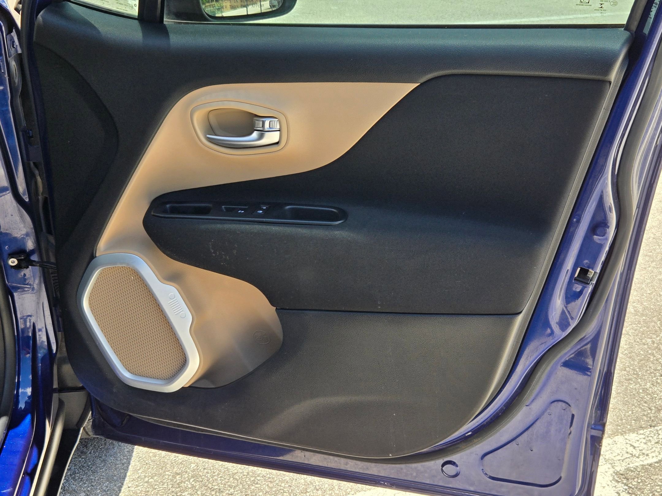 Used 2018 Jeep Renegade Latitude FWD image 28