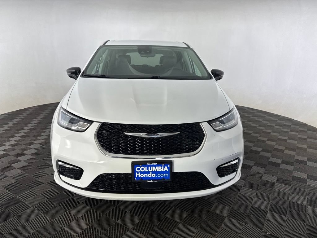 Used 2024 Chrysler Pacifica Touring-L FWD image 2