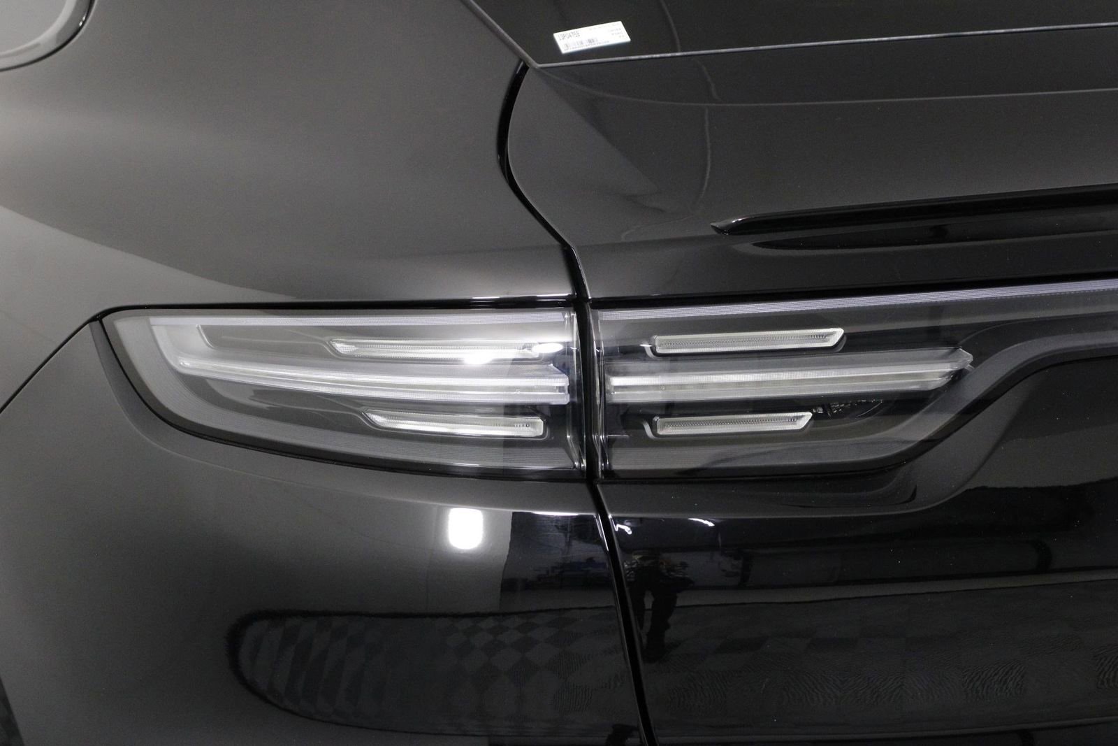 Certified 2023 Porsche Cayenne Platinum Edition image 21