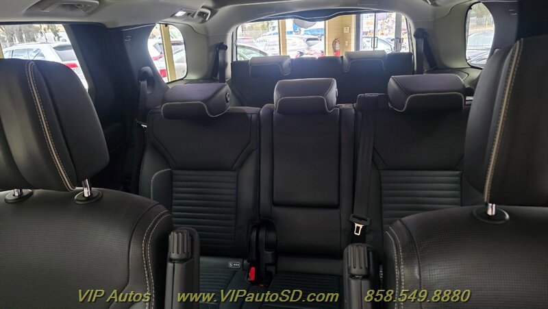 Used 2017 Land Rover Discovery First Edition AWD/4WD image 24