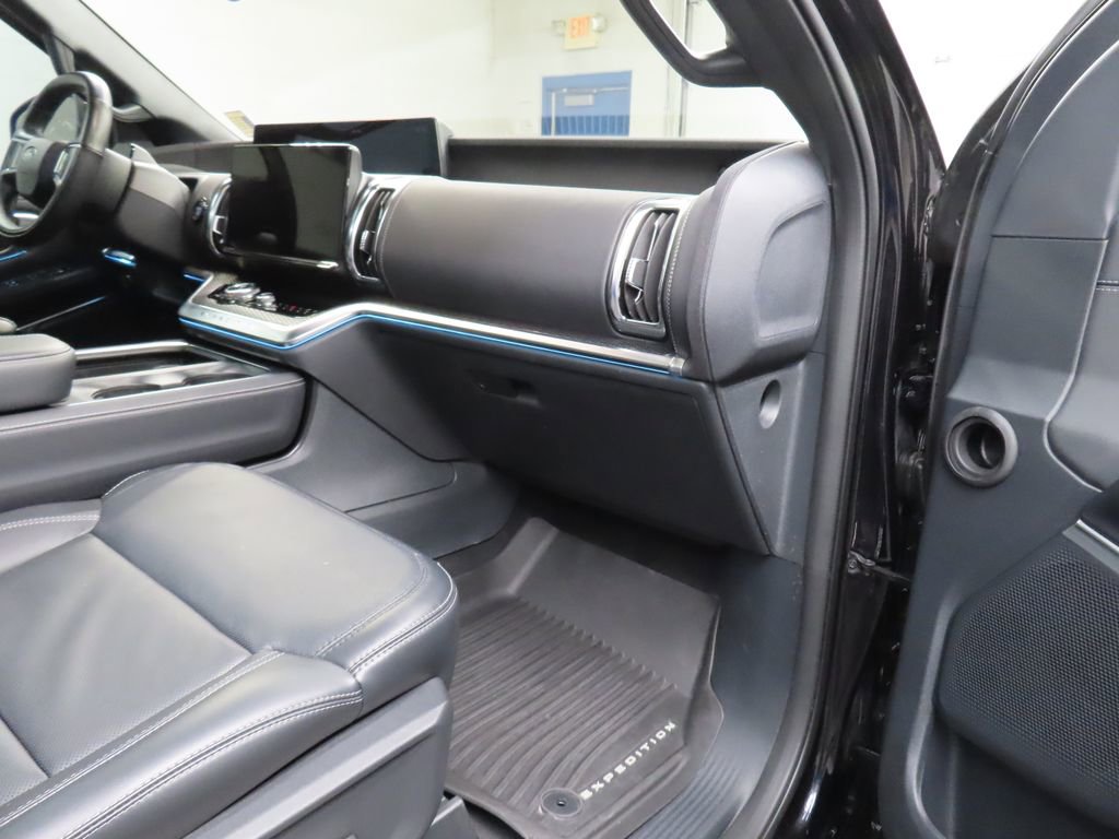 Used 2025 Ford Expedition Platinum w/ Stealth Performance Package AWD/4WD image 39