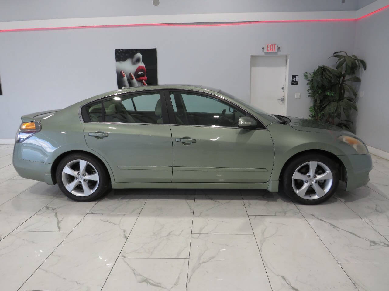 Used 2008 Nissan Altima 3.5 SE w/ Technology Pkg FWD image 2