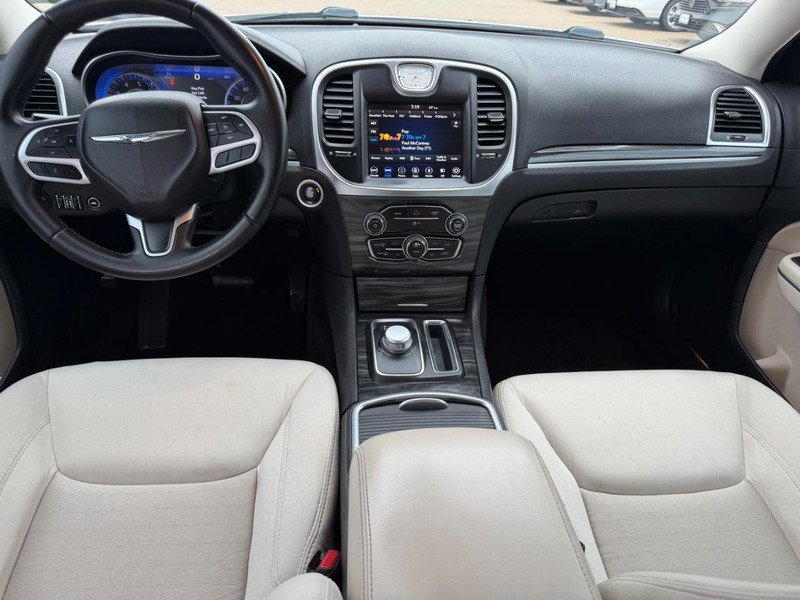 Used 2018 Chrysler 300 Touring w/ Driver Convenience Group image 9