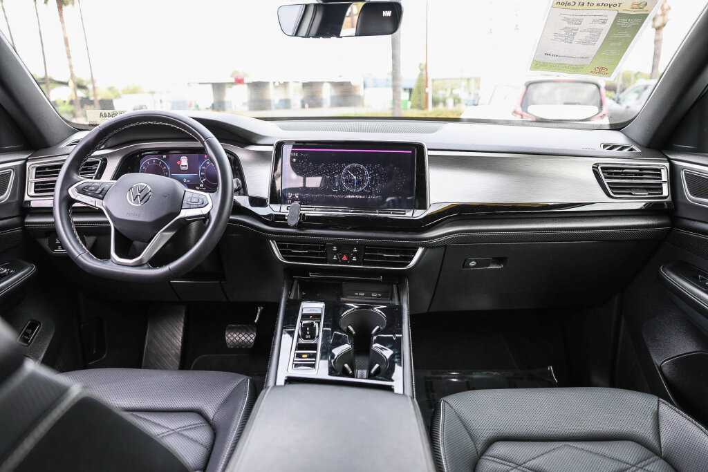 Used 2024 Volkswagen Atlas Cross Sport SE FWD image 2