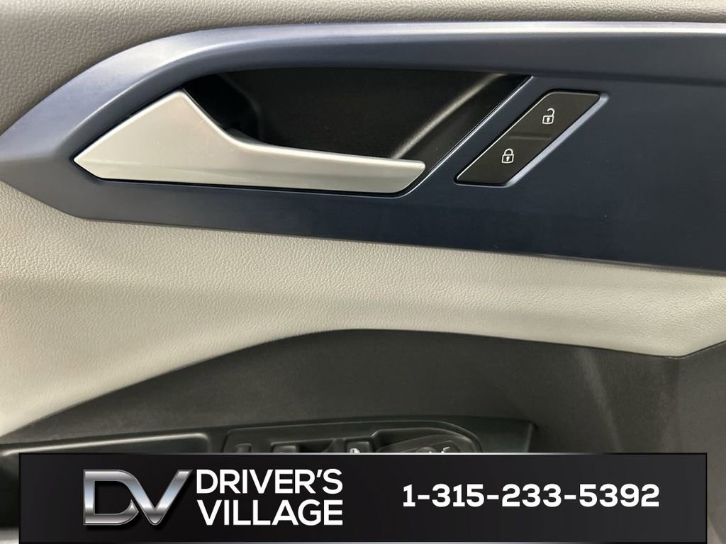 Certified 2022 Volkswagen Taos SE AWD/4WD image 11