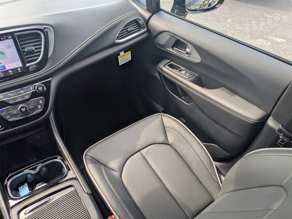 New 2026 Chrysler Pacifica Limited image 18
