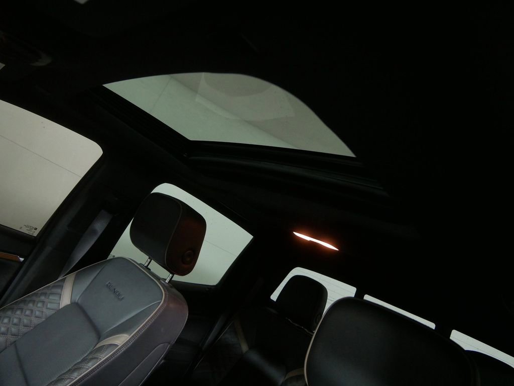 Used 2023 GMC Canyon Denali image 15