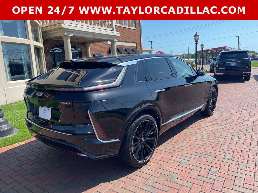 Used 2024 Cadillac Lyriq Luxury AWD/4WD image 8