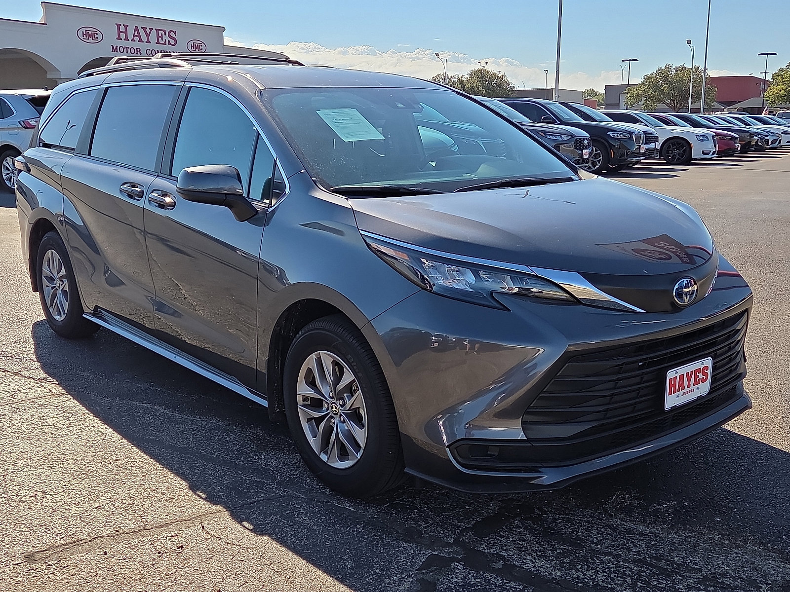 Used 2025 Toyota Sienna LE image 5