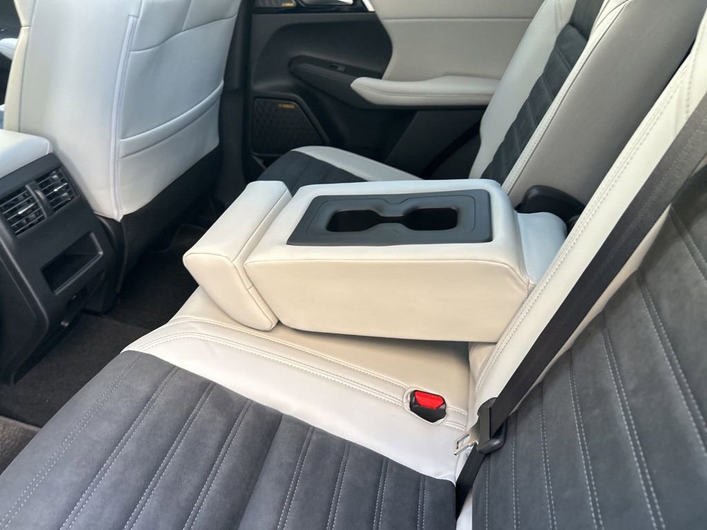 New 2025 Mitsubishi Outlander SE image 33