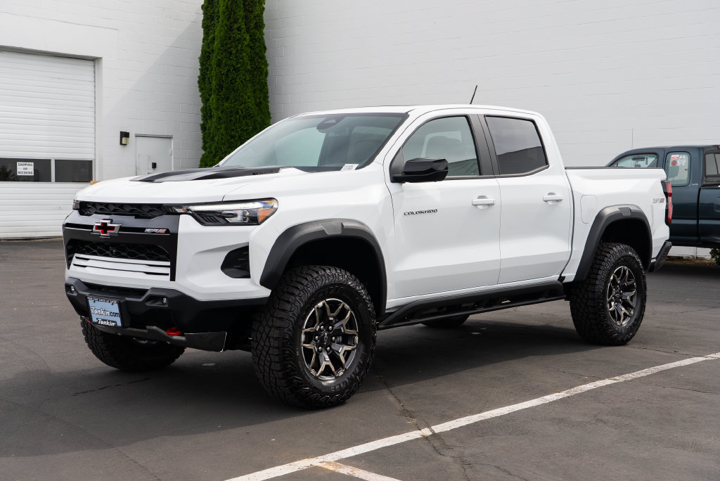 New 2026 Chevrolet Colorado ZR2 w/ Technology Package AWD/4WD image 3