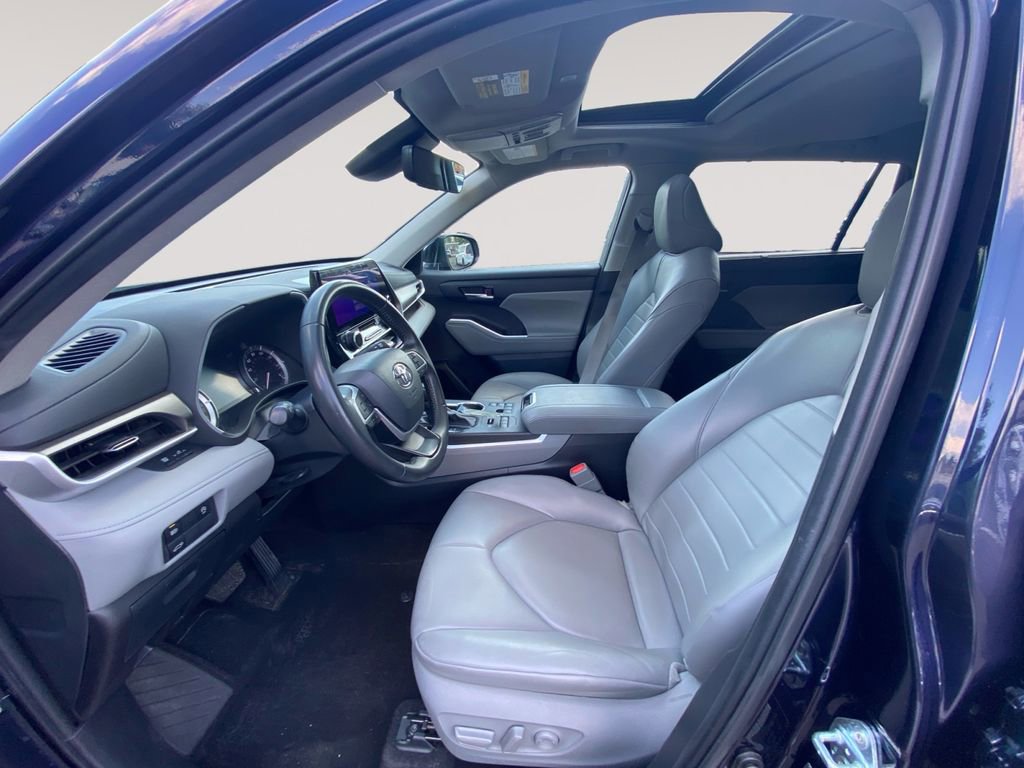 Used 2024 Toyota Highlander XLE AWD/4WD image 9