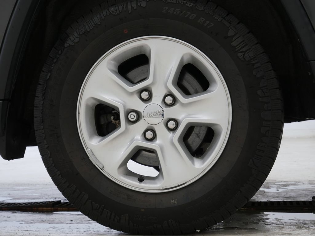 Used 2017 Jeep Grand Cherokee Laredo w/ Quick Order Package 23E AWD/4WD image 9