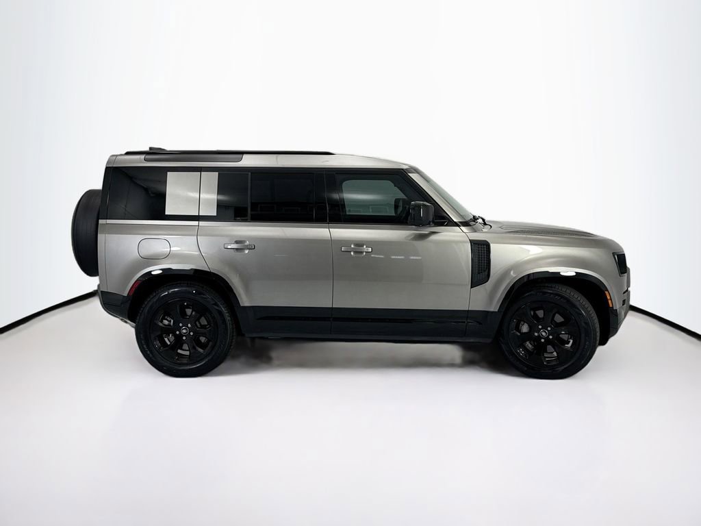 Used 2024 Land Rover Defender 110 X-Dynamic SE AWD/4WD image 4