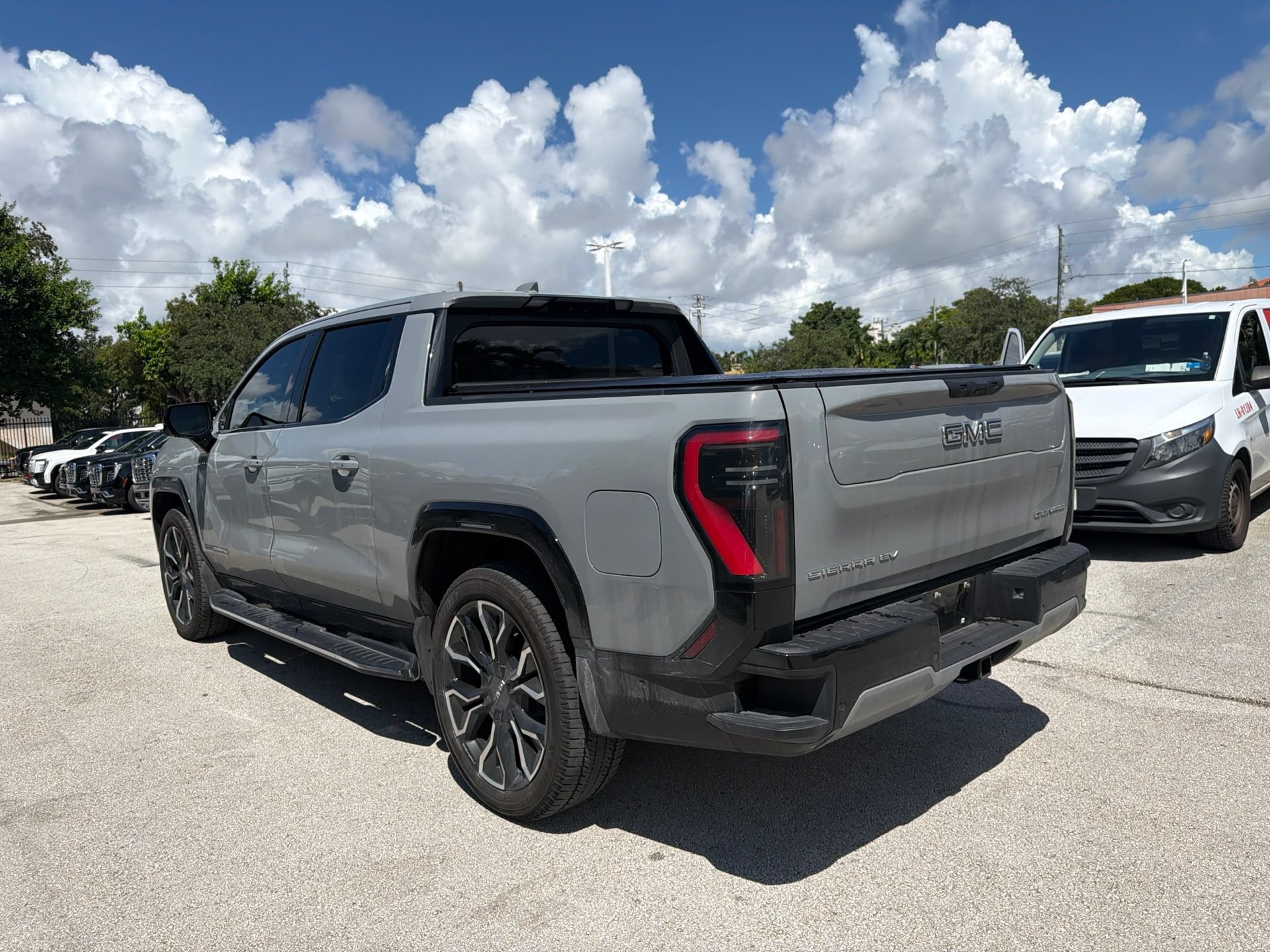 Used 2024 GMC Sierra EV Denali AWD/4WD image 8