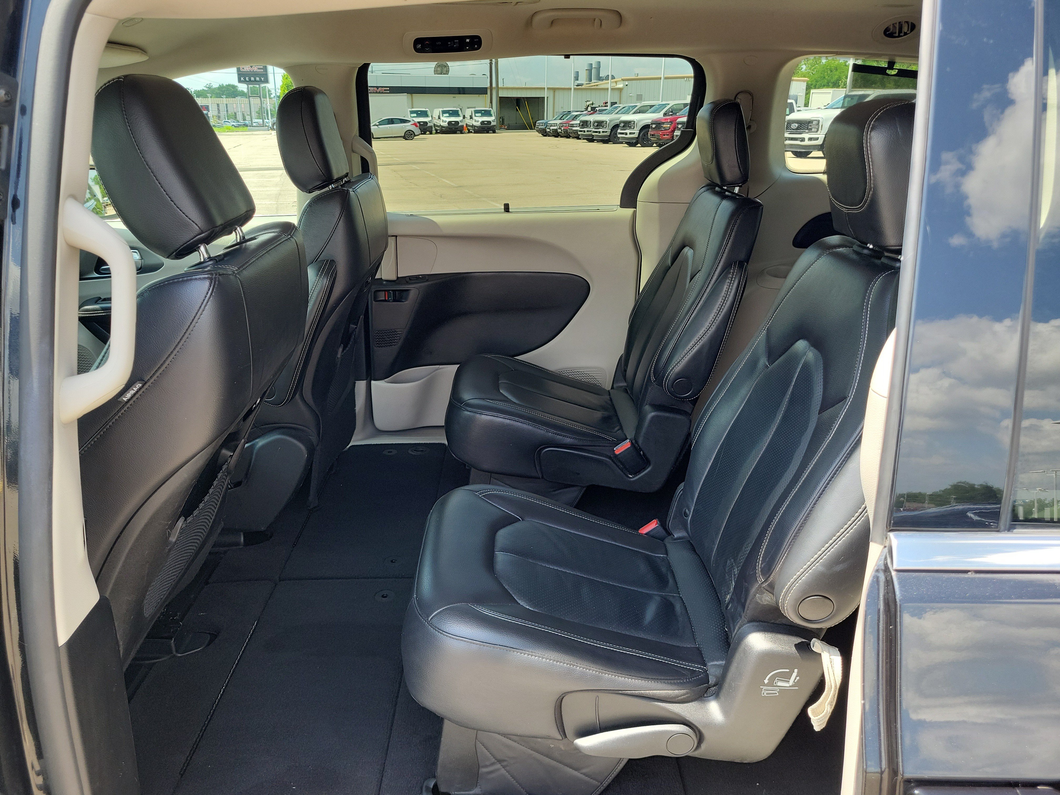 Used 2022 Chrysler Pacifica Touring-L FWD image 12